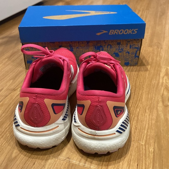 Brooks Adrenaline GTS 24 Running Shoe - Picture 3 of 6